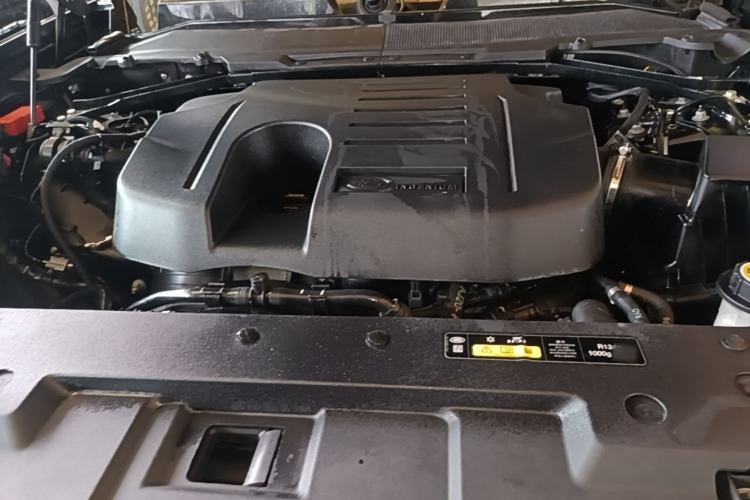 Used Land Rover Defender 2023 110 3.0T P400 X-DYNAMIC HSE Engine Bay