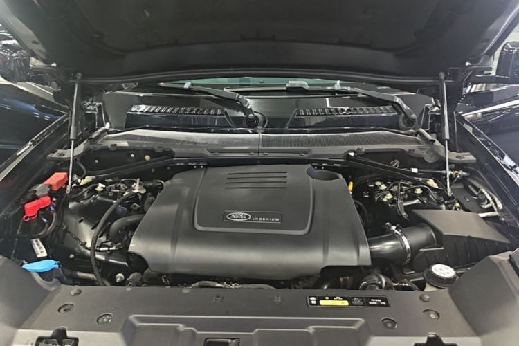 Used Land Rover Defender 2023 Facelift 90 2.0T P300 SE Engine Bay
