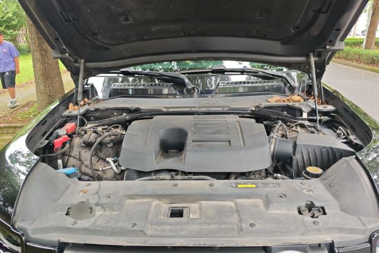 Used Land Rover Defender 2023 Facelift 110 3.0T P400 X-DYNAMIC HSE Engine Bay