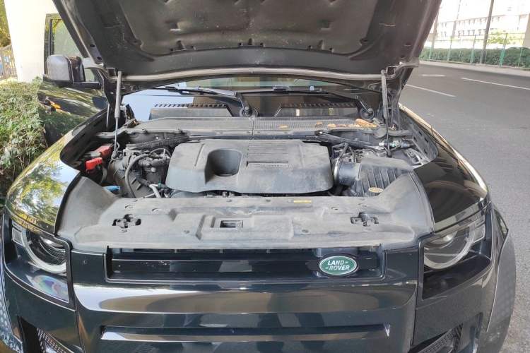 Used Land Rover Defender 2023 Facelift 110 3.0T P400 Dark Edition Engine Bay