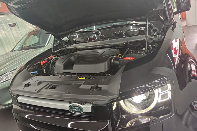 Used Land Rover Defender 2023 Facelift 90 3.0T P400 XS Engine Bay