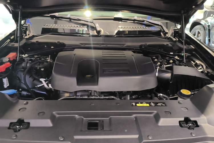 Used Land Rover Defender 2023 Facelift 110 3.0T P400 X-DYNAMIC HSE Engine Bay