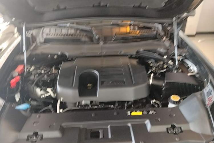 Used Land Rover Defender 2023 Facelift 110 3.0T P400 X-DYNAMIC HSE Engine Bay