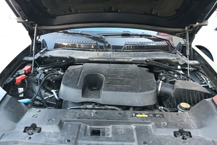 Used Land Rover Defender 2023 90 3.0T P400 XS Engine Bay