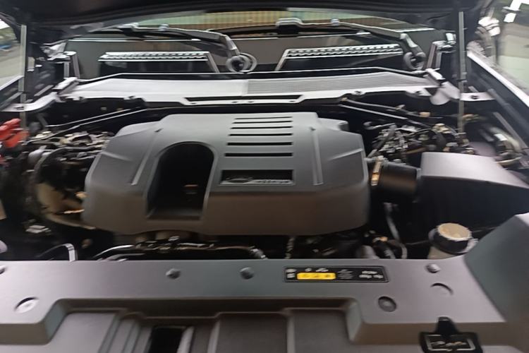Used Land Rover Defender 2023 Facelift 90 3.0T P400 XS Engine Bay