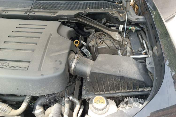 Used Land Rover Defender 2023 90 3.0T P400 XS Engine Bay Left