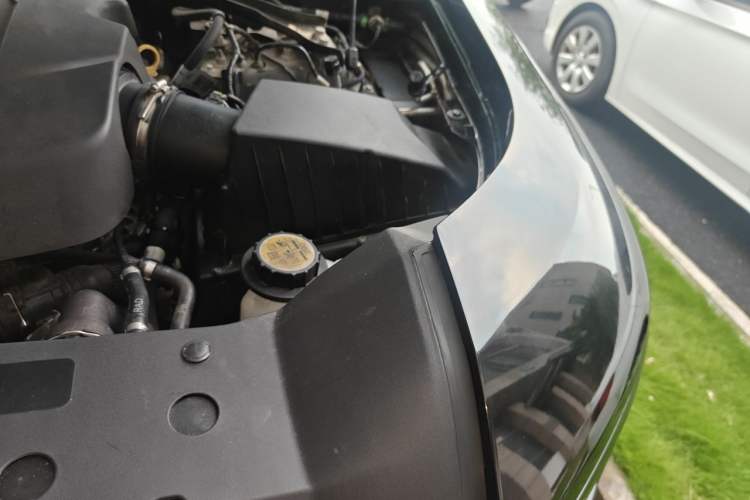 Used Land Rover Defender 2023 Facelift 110 3.0T P400 X-DYNAMIC HSE Engine Bay Left