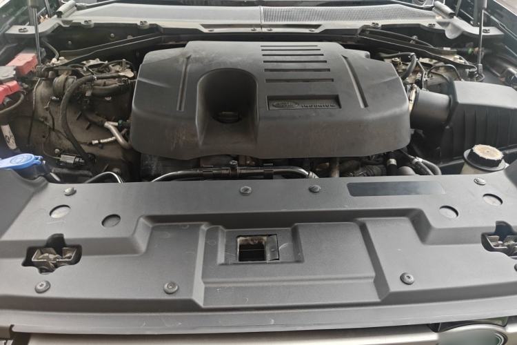 Used Land Rover Defender 2023 Facelift 110 3.0T P400 X-DYNAMIC HSE Engine Bay