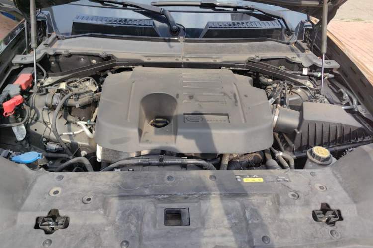 Used Land Rover Defender 2023 Revised Version 90 3.0T P400 Dark Edition Engine Bay
