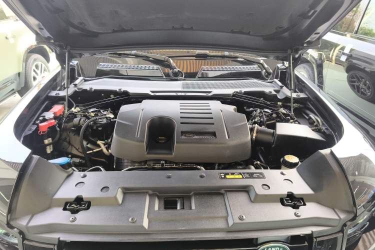 Used Land Rover Defender 2023 90 3.0T P400 XS Engine Bay