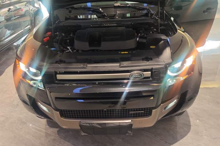 Used Land Rover Defender 2023 Facelift 110 3.0T P400 X-DYNAMIC HSE Engine Bay