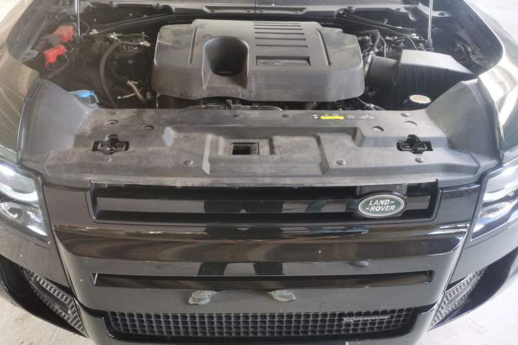 Used Land Rover Defender 2023 Facelift 110 3.0T P400 X-DYNAMIC HSE Engine Bay