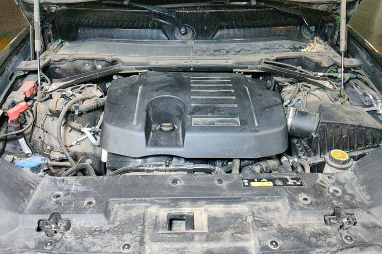 Used Land Rover Defender 2023 Facelift 110 3.0T P400 X-DYNAMIC HSE Engine Bay