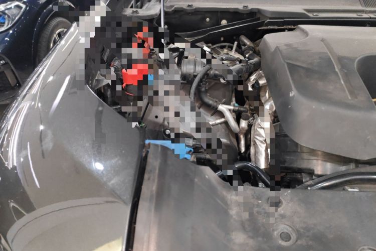 Used Land Rover Defender 2023 Revised Version 90 3.0T P400 Dark Edition Engine Bay Right