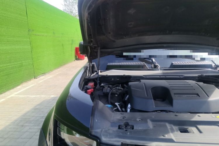 Used Land Rover Defender 2023 110 3.0T P400 Dark Edition Engine Bay Right