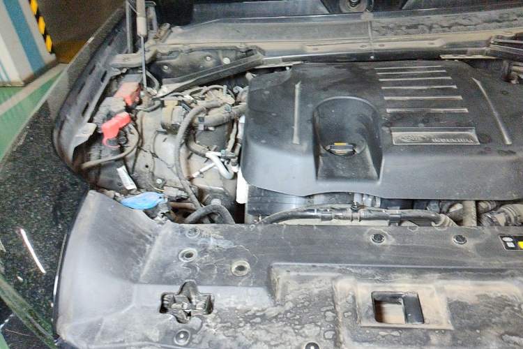 Used Land Rover Defender 2023 Facelift 110 3.0T P400 X-DYNAMIC HSE Engine Bay Right