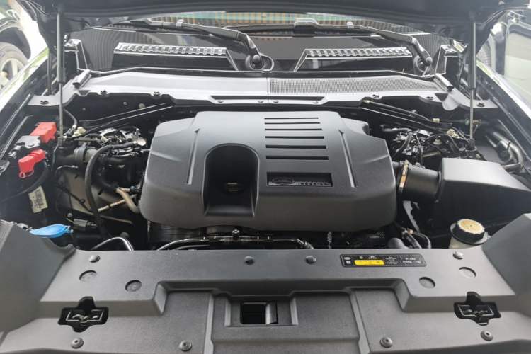 Used Land Rover Defender 2023 110 3.0T P400 X-DYNAMIC HSE Engine Bay