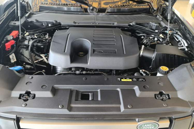 Used Land Rover Defender 2023 110 3.0T P400 X-DYNAMIC HSE Engine Bay