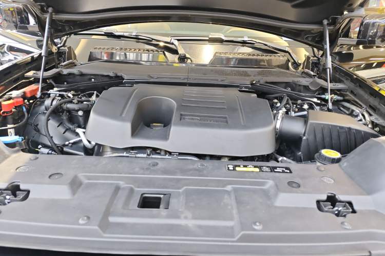 Used Land Rover Defender 2023 Facelift 110 3.0T P400 X-DYNAMIC HSE Engine Bay