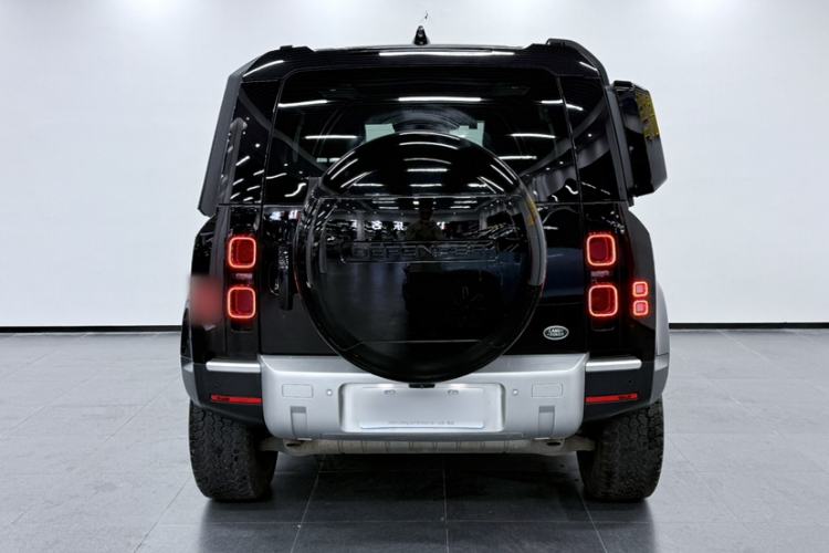 Used Land Rover Defender 2023 Facelift 90 2.0T P300 SE Exterior 4