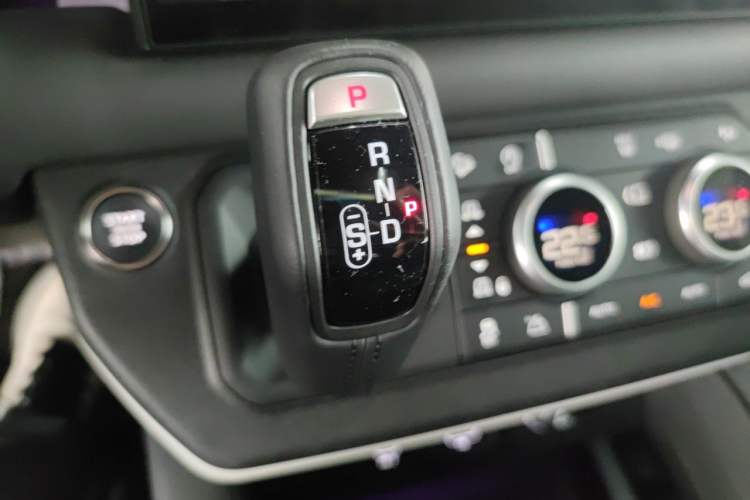 Used Land Rover Defender 2023 Facelift 110 3.0T P400 X-DYNAMIC HSE Gear Lever