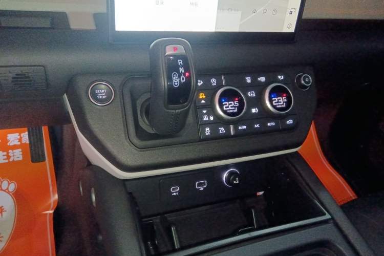 Used Land Rover Defender 2023 Facelift 90 3.0T P400 XS Gear Lever