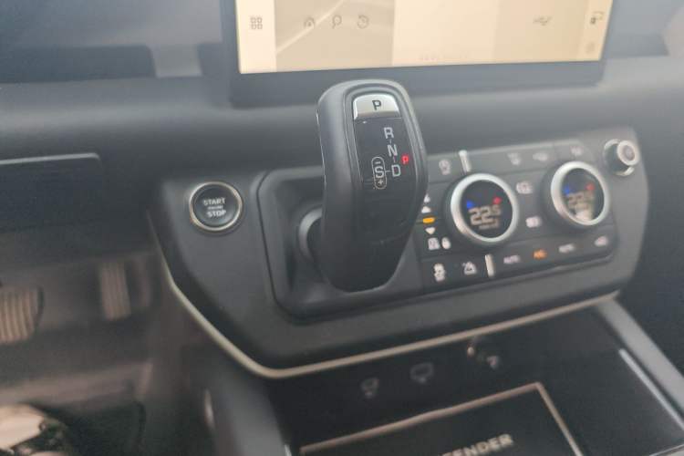 Used Land Rover Defender 2023 Facelift 90 3.0T P400 XS Gear Lever