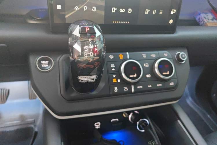 Used Land Rover Defender 2023 Revised Version 90 3.0T P400 Dark Edition Gear Lever