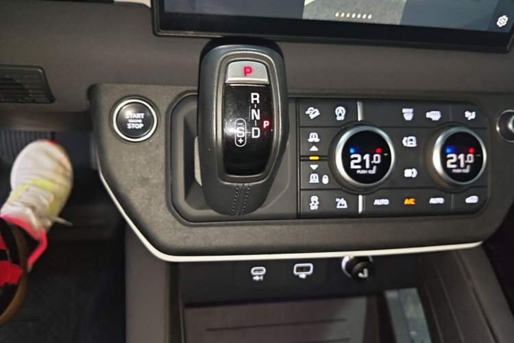 Used Land Rover Defender 2023 Facelift 90 2.0T P300 SE Gear Lever