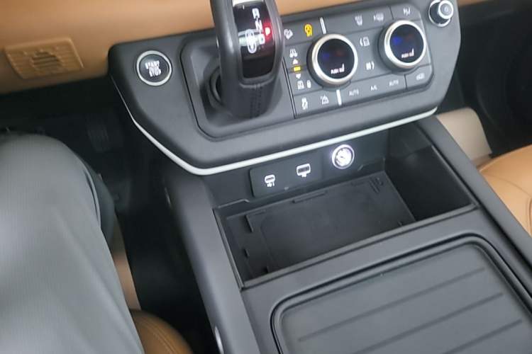Used Land Rover Defender 2023 Facelift 110 3.0T P400 Dark Edition Gear Lever