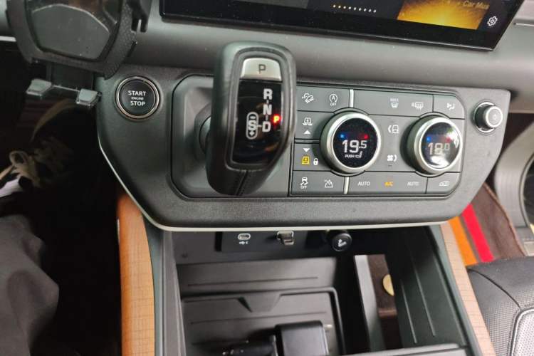 Used Land Rover Defender 2023 Facelift 110 3.0T P400 X-DYNAMIC HSE Gear Lever