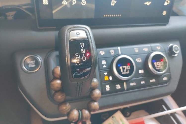 Used Land Rover Defender 2023 Facelift 110 3.0T P400 Dark Edition Gear Lever