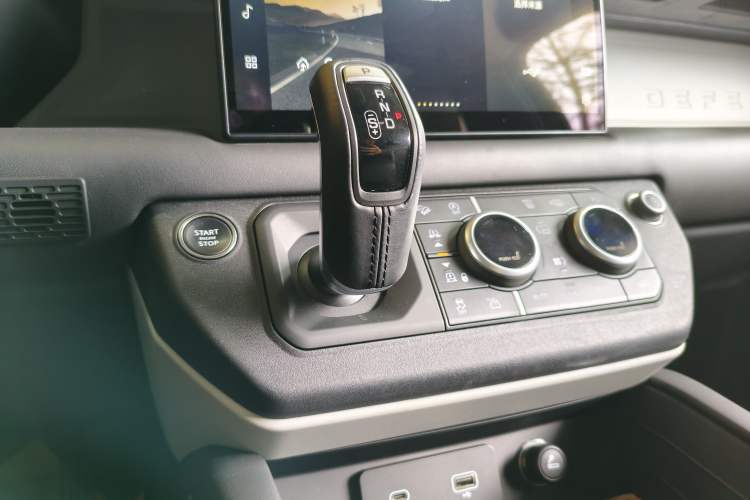 Used Land Rover Defender 2023 Facelift 90 3.0T P400 XS Gear Lever