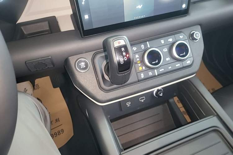 Used Land Rover Defender 2023 Facelift 90 3.0T P400 XS Gear Lever