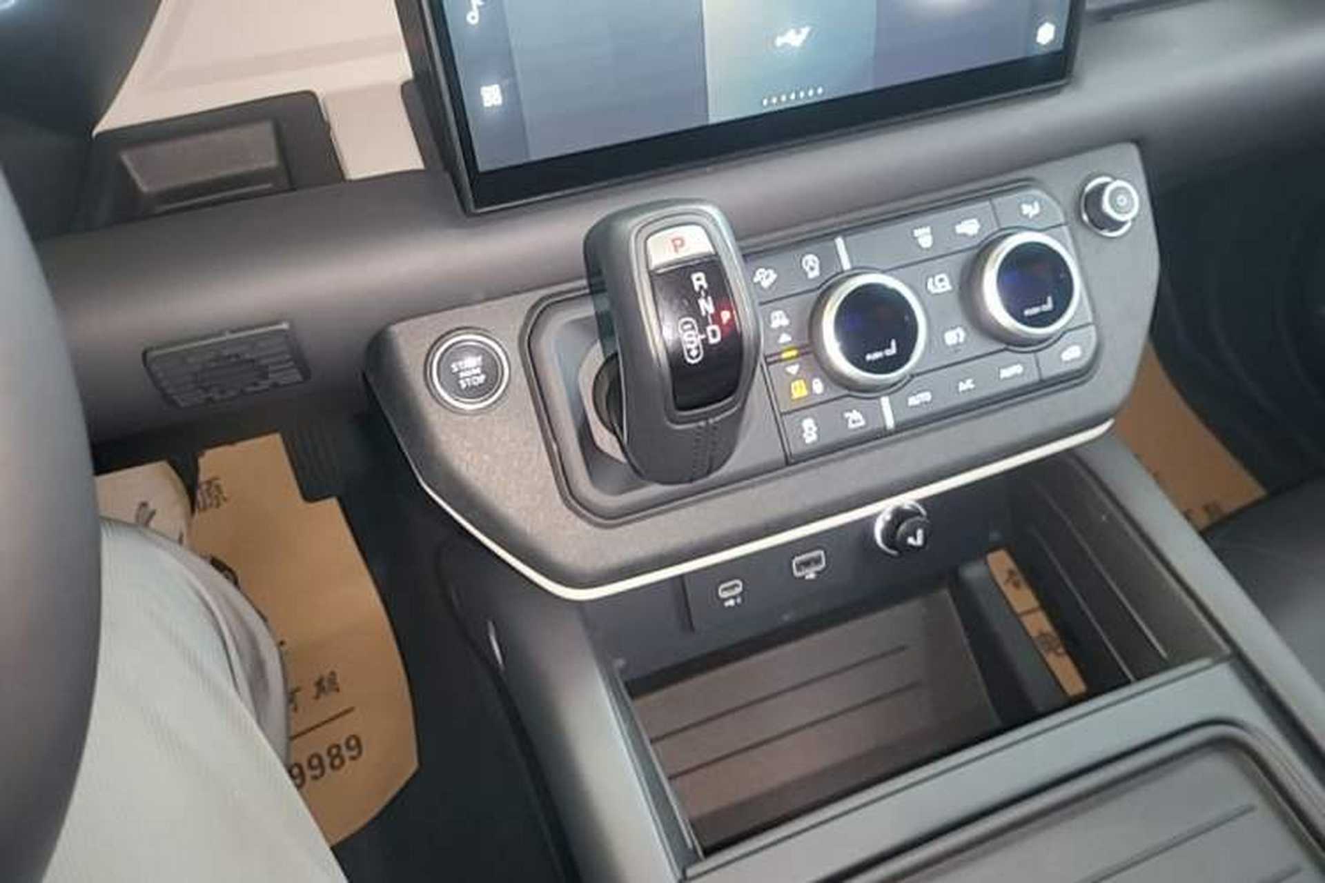 Used Land Rover Defender 2023 Facelift 90 3.0T P400 XS Gear Lever