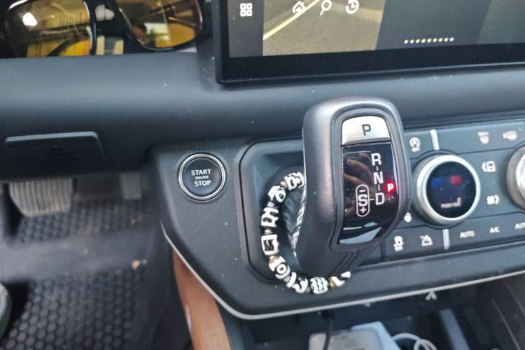Used Land Rover Defender 2023 Facelift 110 3.0T P400 Dark Edition Gear Lever