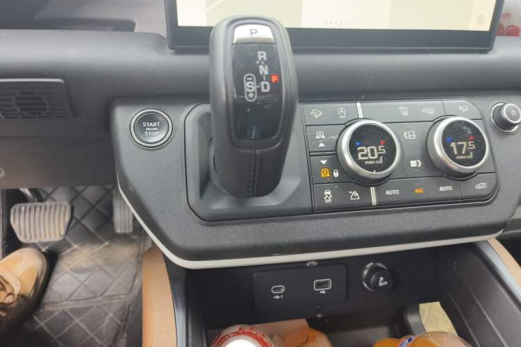 Used Land Rover Defender 2023 110 3.0T P400 Dark Edition Gear Lever