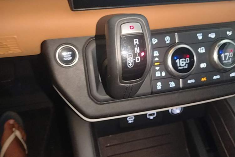 Used Land Rover Defender 2023 Facelift 110 3.0T P400 X-DYNAMIC HSE Gear Lever