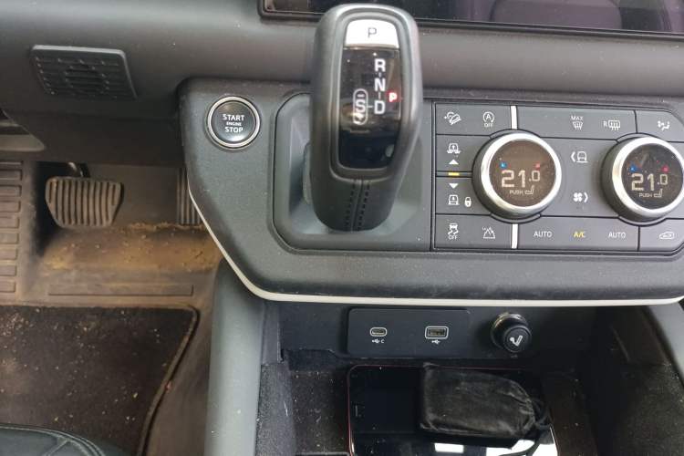 Used Land Rover Defender 2023 Facelift 90 3.0T P400 XS Gear Lever