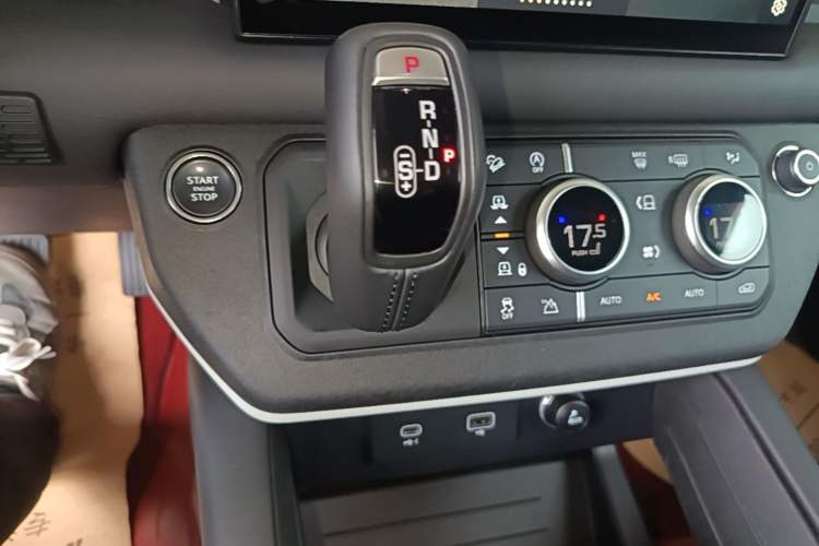 Used Land Rover Defender 2023 Facelift 90 3.0T P400 XS Gear Lever