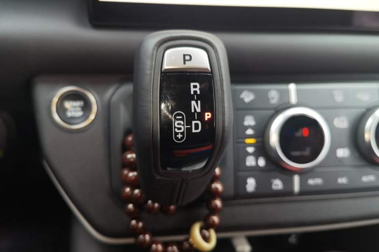 Used Land Rover Defender 2023 Facelift 90 3.0T P400 XS Gear Lever