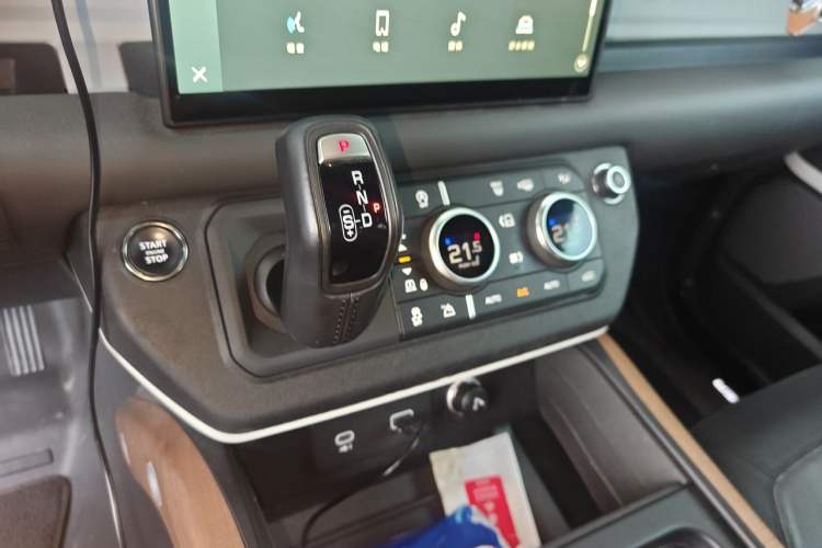 Used Land Rover Defender 2023 Facelift 110 3.0T P400 X-DYNAMIC HSE Gear Lever