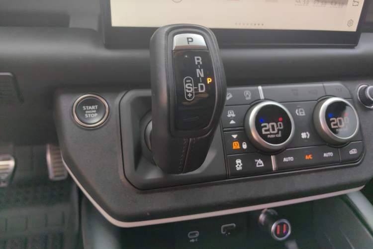 Used Land Rover Defender 2023 Revised Version 90 3.0T P400 Dark Edition Gear Lever