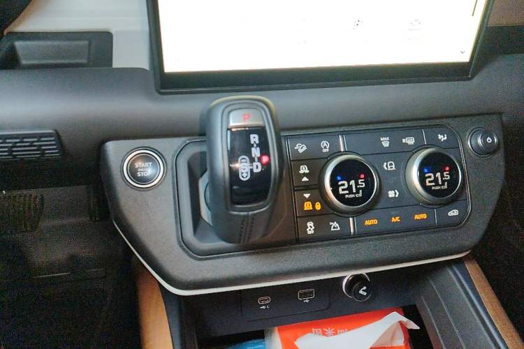Used Land Rover Defender 2023 Facelift 110 3.0T P400 X-DYNAMIC HSE Gear Lever