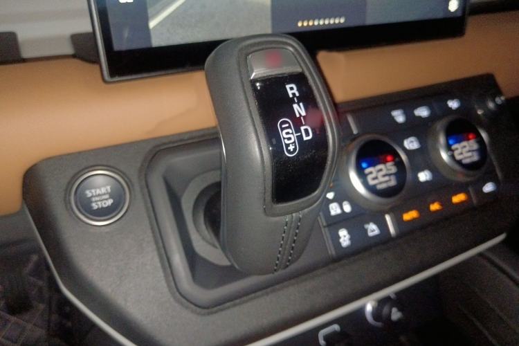 Used Land Rover Defender 2023 Facelift 110 3.0T P400 X-DYNAMIC HSE Gear Lever