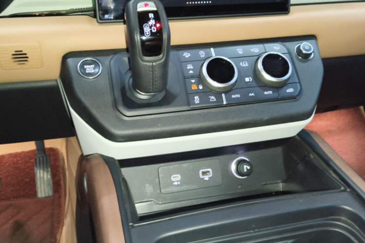 Used Land Rover Defender 2023 Facelift 110 3.0T P400 X-DYNAMIC HSE Gear Lever