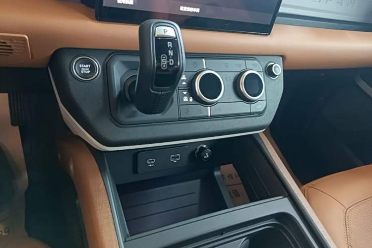Used Land Rover Defender 2023 Facelift 110 3.0T P400 Dark Edition Gear Lever