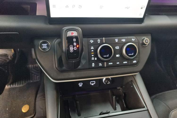 Used Land Rover Defender 2023 Facelift 110 3.0T P400 X-DYNAMIC HSE Gear Lever