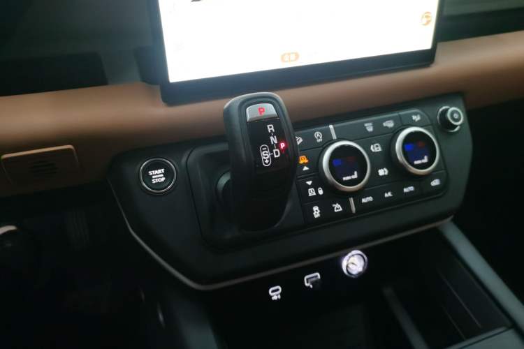 Used Land Rover Defender 2023 Facelift 110 3.0T P400 Dark Edition Gear Lever