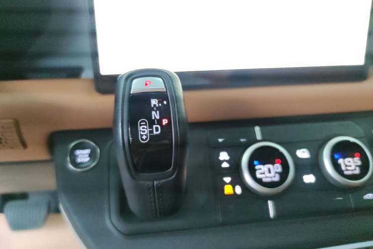 Used Land Rover Defender 2023 Facelift 110 3.0T P400 X-DYNAMIC HSE Gear Lever